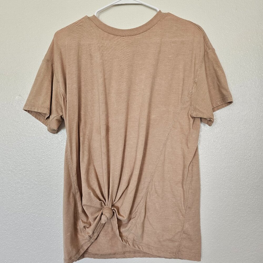 Simple knotted tee